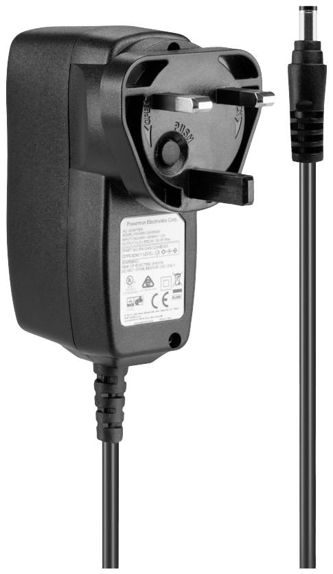 Ein schwarzes Netzteil mit britischem Stecker und Kabel. Der Netzadapter hat ein Etikett mit technischen Spezifikationen.