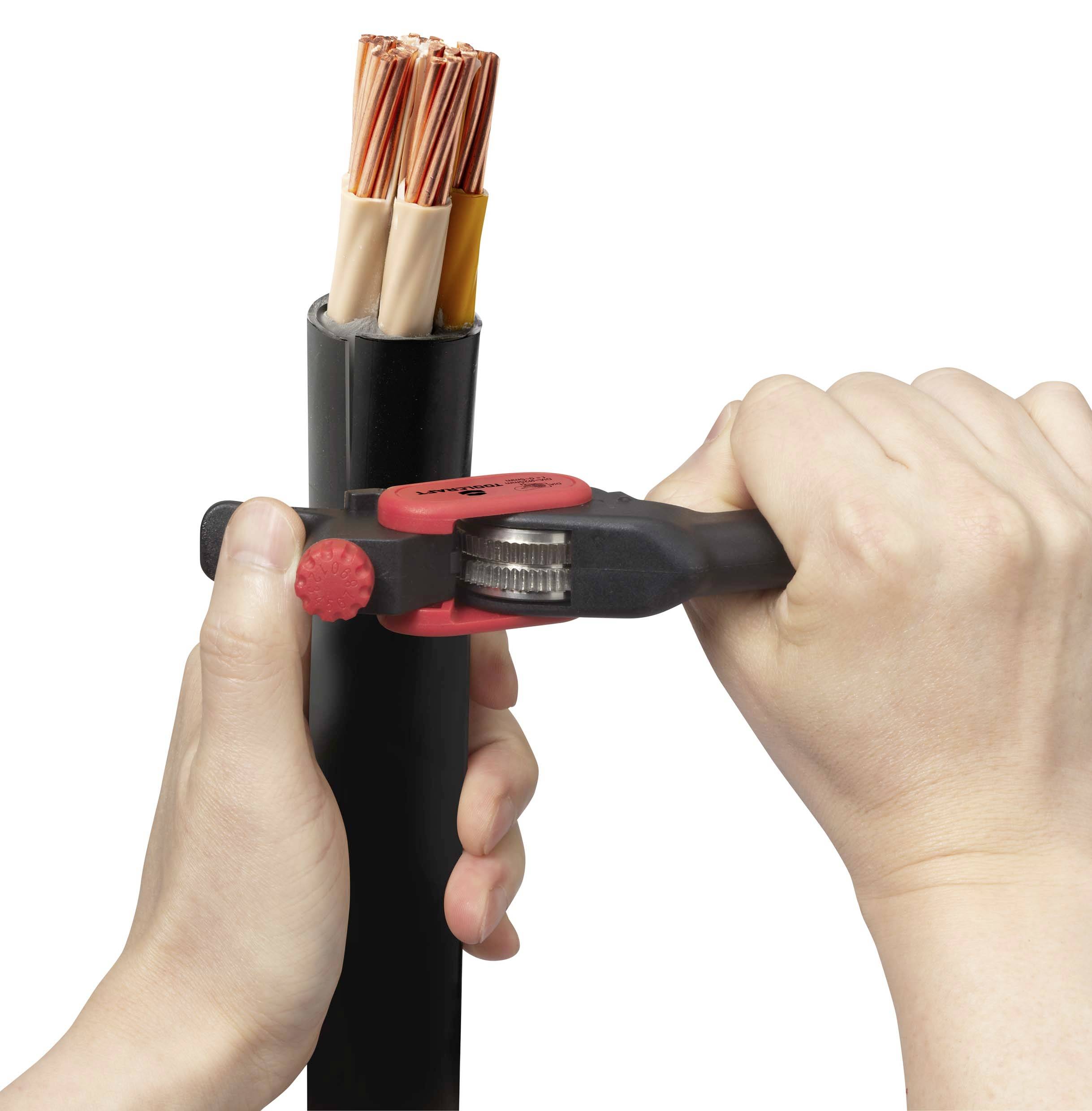 Zwei Hände verwenden ein Werkzeug, um ein schwarzes Kabel zu entmanteln, wodurch die innenliegenden Kupferdrahtlitzen sichtbar werden.