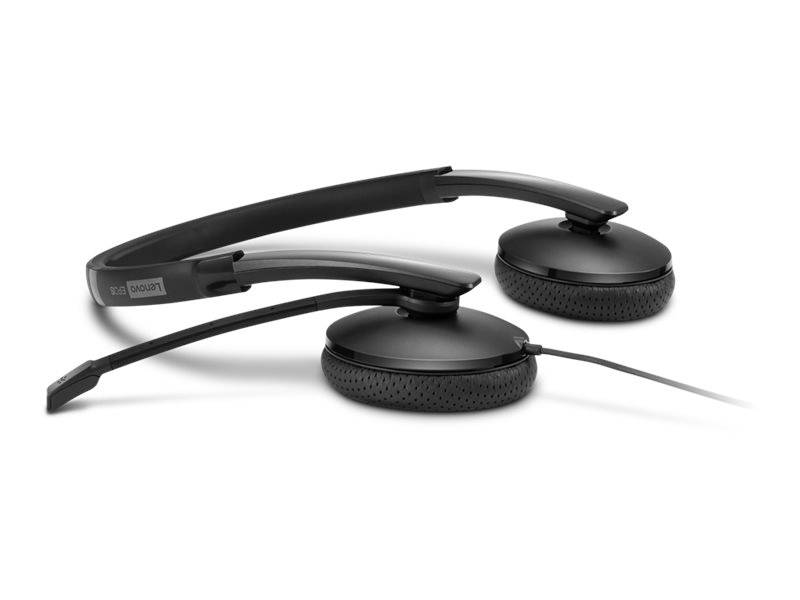 Schwarzer kabelgebundener On-Ear-Kopfhörer mit Mikrofon, auf einem weißen Hintergrund liegend. Geeignet für Computer- oder Telefonanrufe.