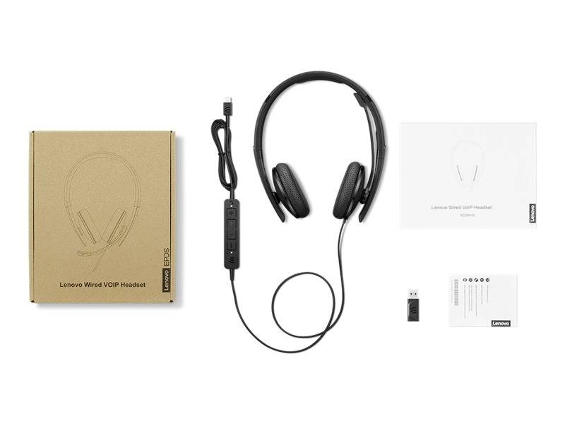 Ein kabelgebundenes Lenovo-Headset mit USB-Anschluss und Verpackung, daneben eine Bedienungsanleitung und ein USB-Adapter.