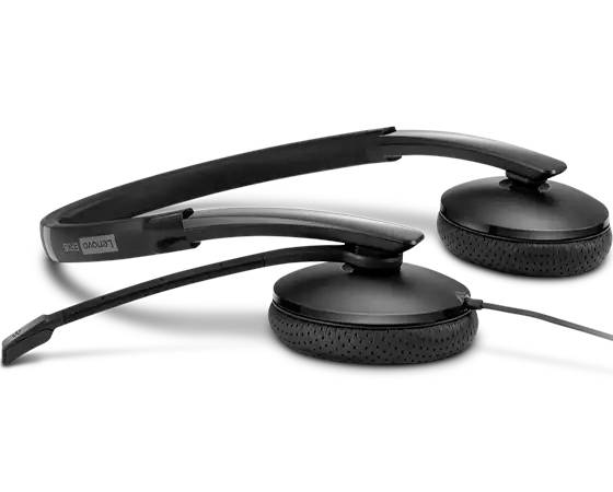 Ein schwarzes, kabelgebundenes Headset mit gepolsterten Ohrmuscheln und einem verstellbaren Mikrofonarm auf einer weißen Oberfläche.