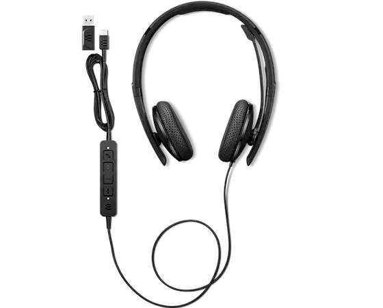 Schwarzer kabelgebundener Kopfhörer mit USB-Anschluss und Steuerungselementen am Kabel.
