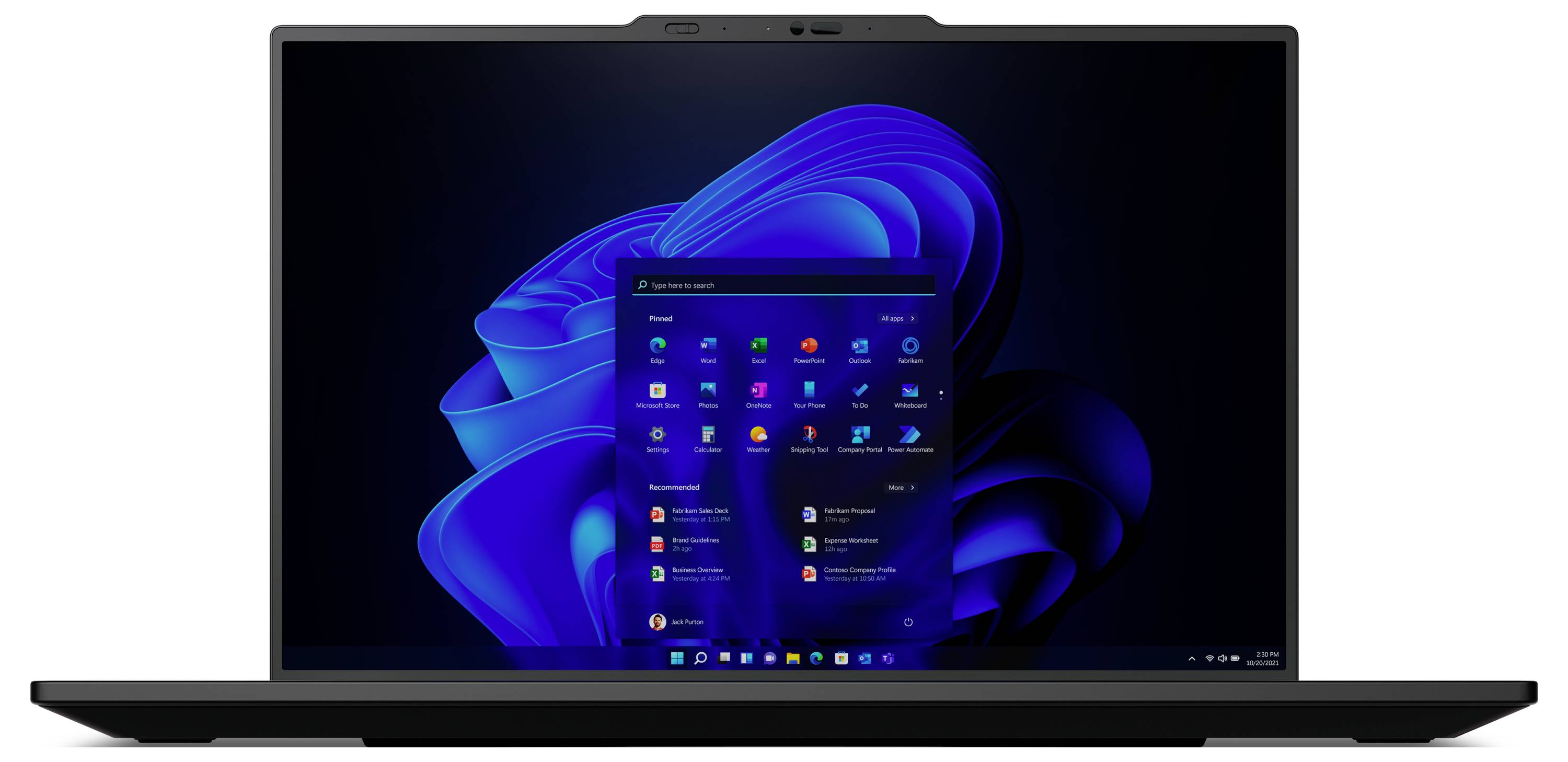 Ein Laptop-Bildschirm zeigt den Startbildschirm von Windows 11 mit dem Startmenü, blauer Hintergrund mit abstrakten Formen.