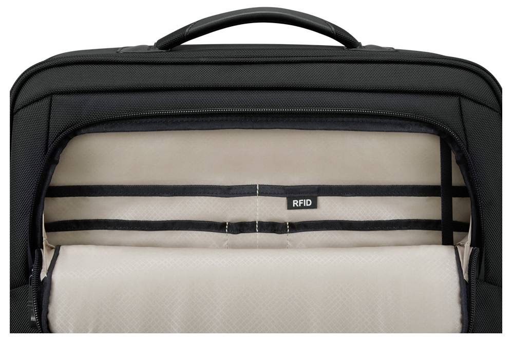 Geöffnete schwarze Tasche mit mehreren Fächern und einem RFID-geschützten Bereich.