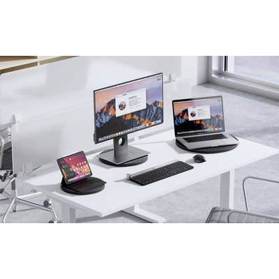 Schreibtisch mit einem Monitor, einem Laptop und einem Tablet. Alle Geräte zeigen ähnliche Inhalte. Tastatur und Maus auf dem Tisch.
