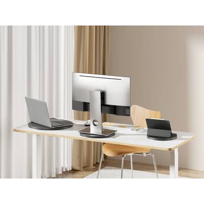 Moderner Schreibtisch mit Laptop, Monitor, Tastatur und Tablet. Heller Raum mit Vorhängen und Holzstuhl.