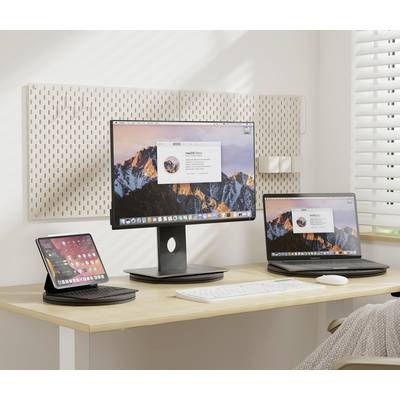 Ein Schreibtisch mit einem Monitor, einem Laptop und einem Tablet, die alle denselben Bildschirminhalt anzeigen. Helle und ordentliche Umgebung.