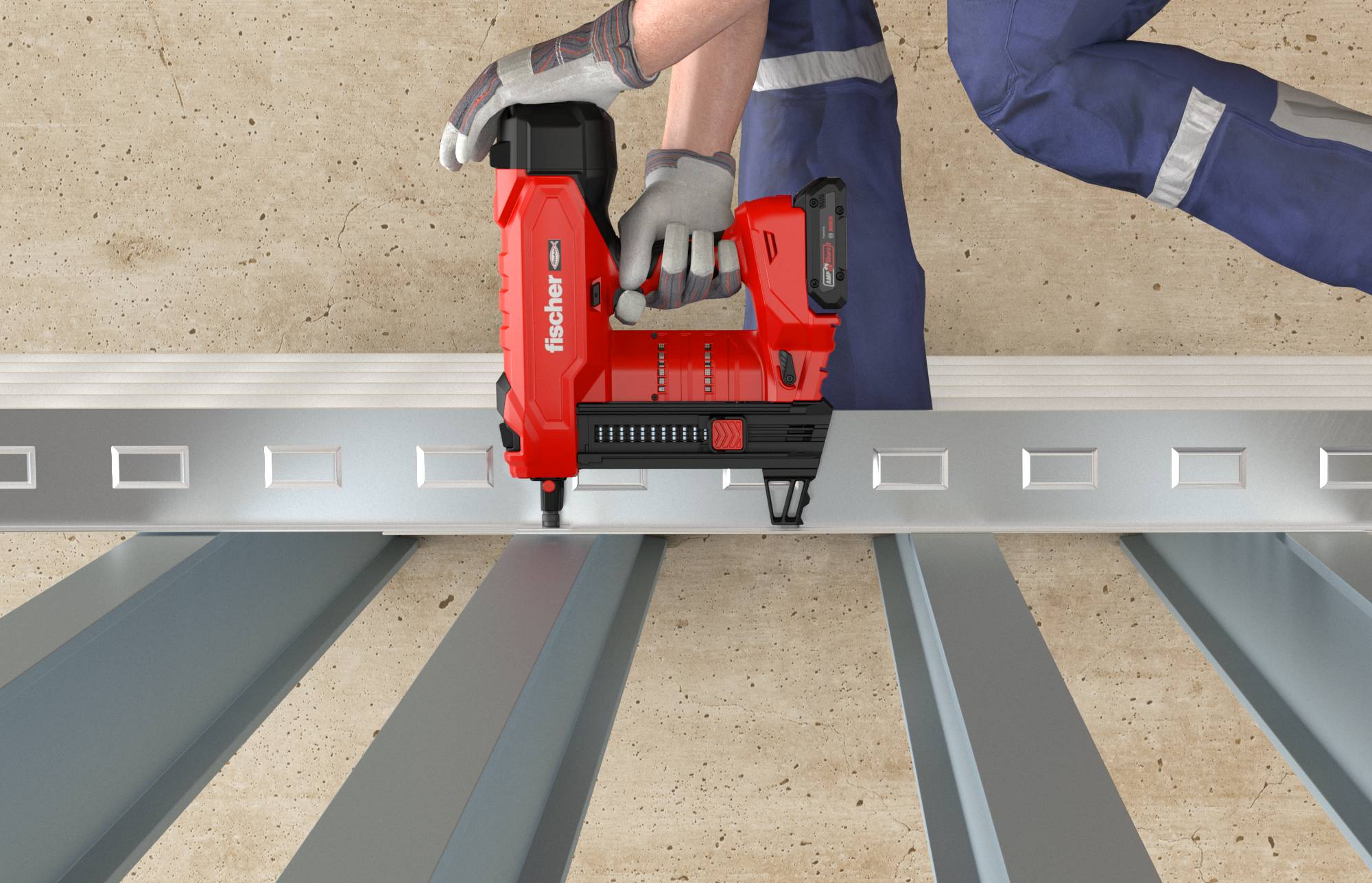 Arbeiter, der eine rote Nagelmaschine verwendet, um einen Metallträger an mehreren Stahlträgern auf einer Baustelle zu befestigen.