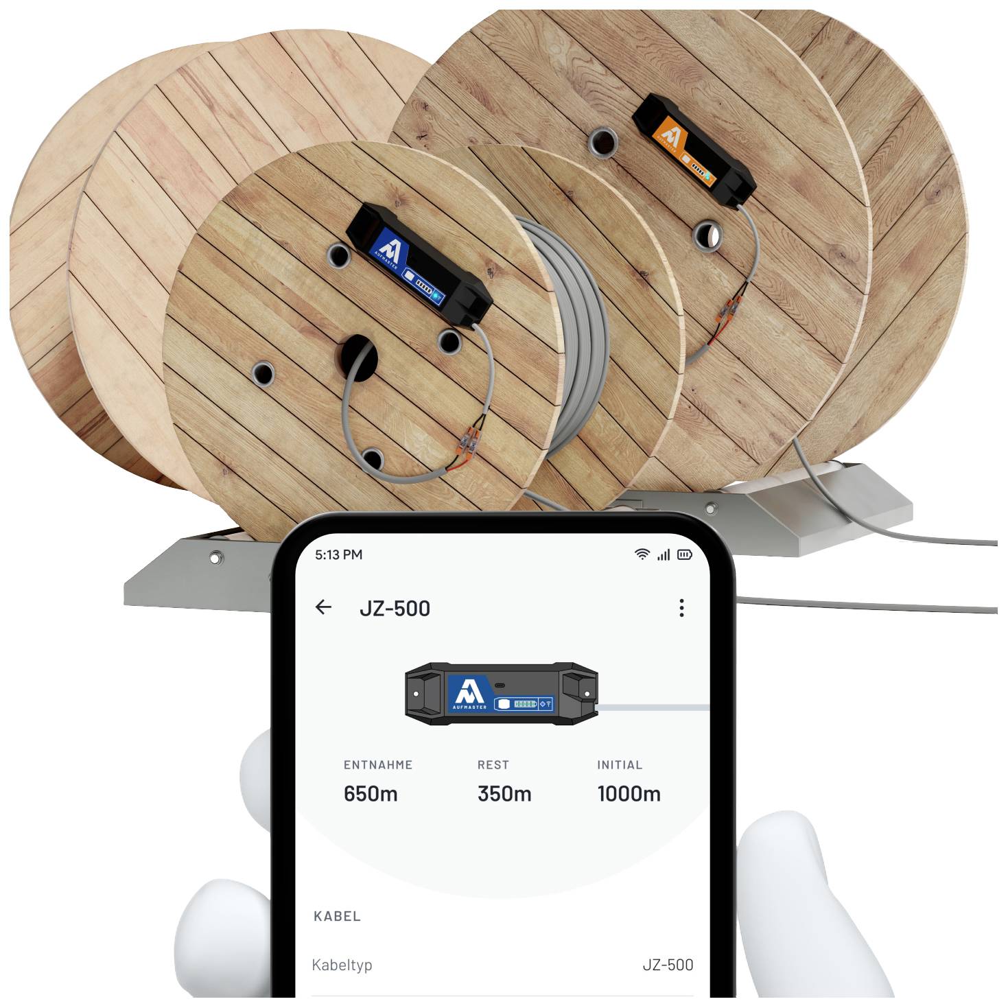 Ein Smartphone zeigt eine App zur Überwachung von Kabeltrommeln, die den aktuellen, verbleibenden und initialen Kabelverbrauch anzeigt.
