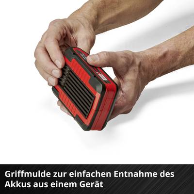 Ein Akku wird mit einer Hand aus einem Gerät entfernt, unterstützt von einer Griffmulde, um die Entnahme zu erleichtern.