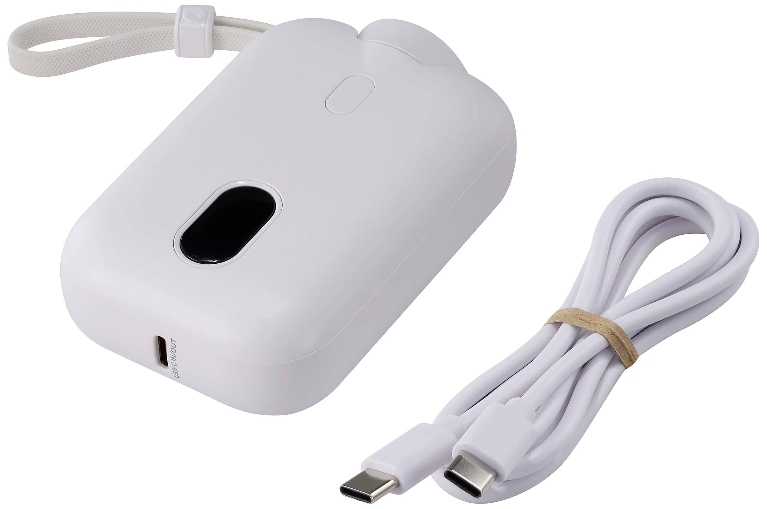 Ein tragbarer, weißer Etikettendrucker mit Schlaufe, USB-C-Anschluss und beiliegendem Ladekabel.