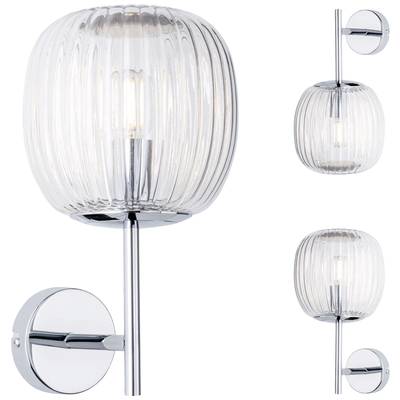 Wandleuchte mit geriffeltem, transparentem Glas diffundiert Licht. Chromstruktur, modernes Design, geeignet für Innenräume.