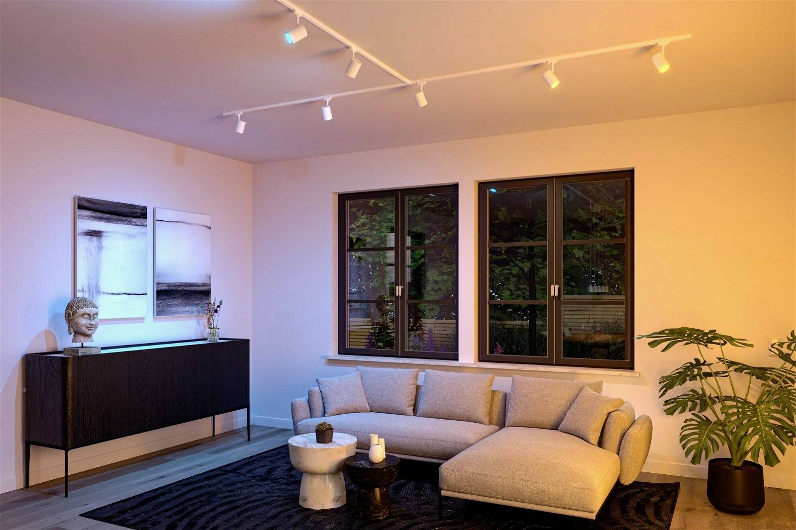 Wohnzimmer mit modernem Sofa, Beistelltisch, Pflanze und Kommode. Warmes, indirektes Licht erzeugt eine gemütliche Atmosphäre.