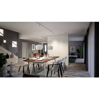 Esszimmer mit hölzernem Tisch, weißen Stühlen und modernen Lampen. Helle, minimalistische Einrichtung mit Pflanzen im Hintergrund.