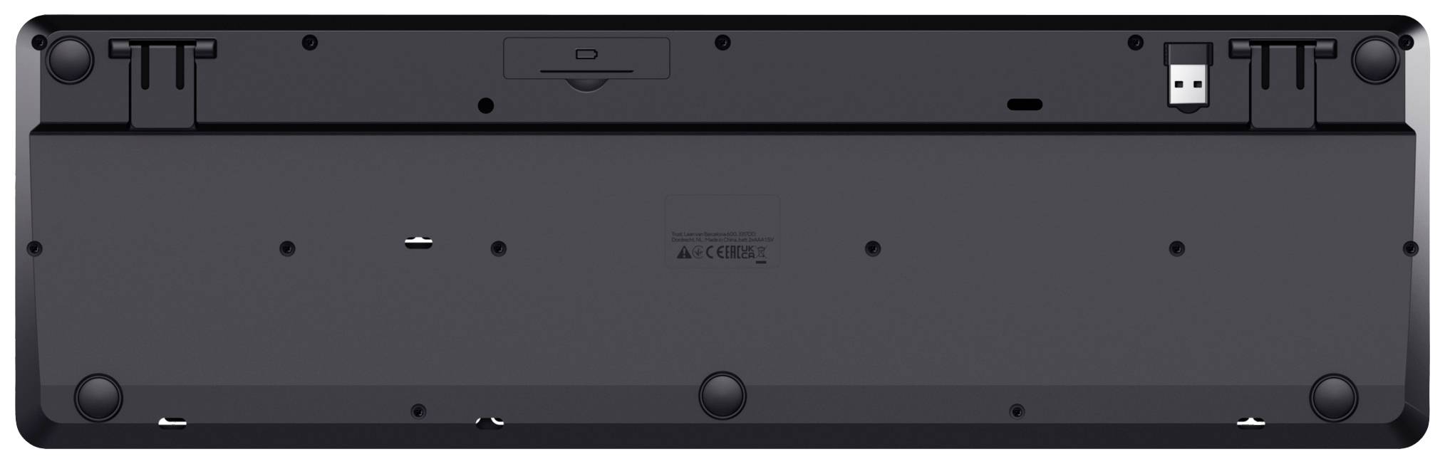 'Rückseite einer Tastatur mit herausnehmbaren Batteriefach, zwei höhenverstellbaren Füßen und einem USB-Empfängerfach.'