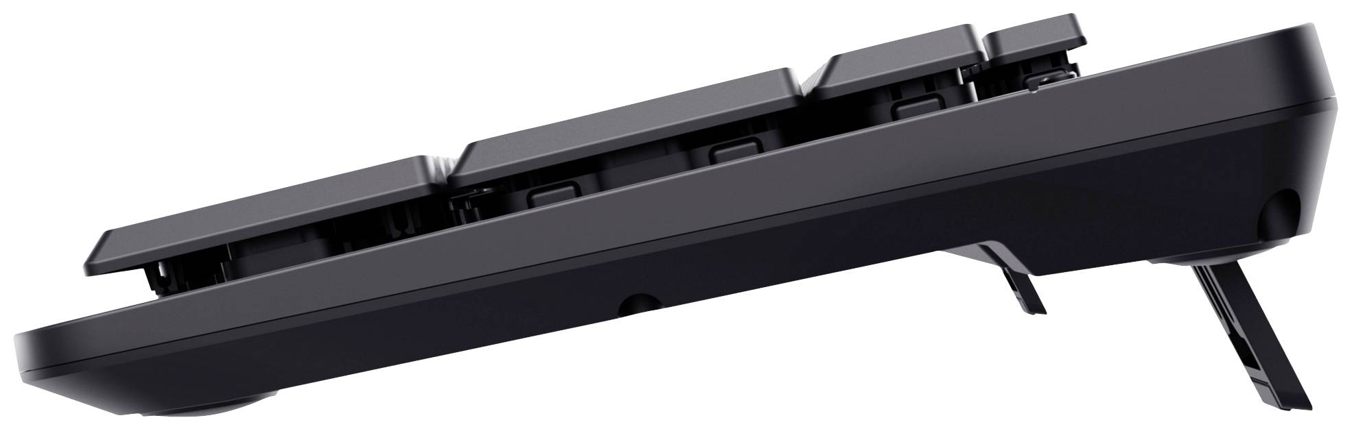 Seitliche Ansicht einer schwarzen Computertastatur mit abgewinkelten Tasten und ausklappbarer Stütze für ergonomische Handhabung.