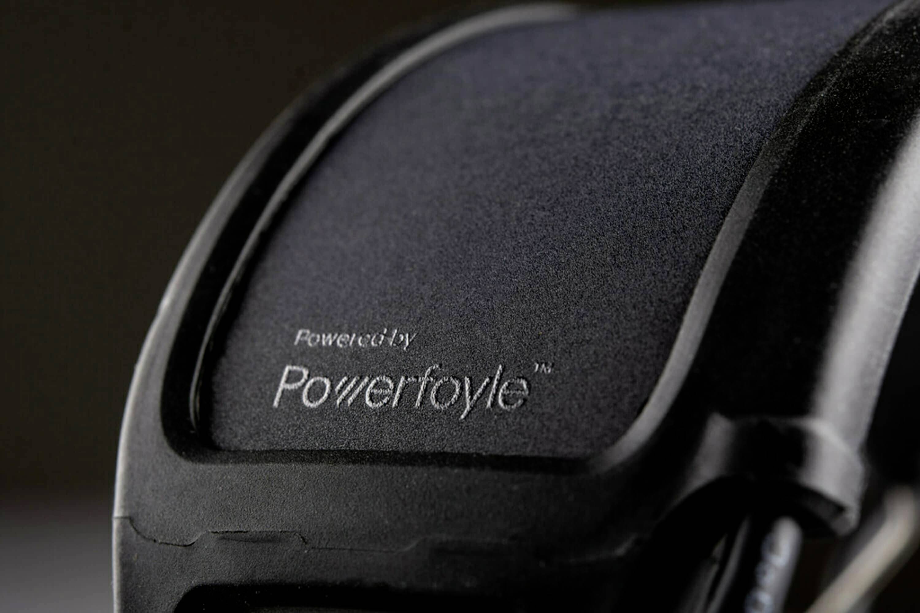 Smartwatch-Armband mit Aufdruck 'Powered by Powerfoyle', zeigt innovative Solartechnologie, die Sonnenlicht zur Energieumwandlung nutzt.