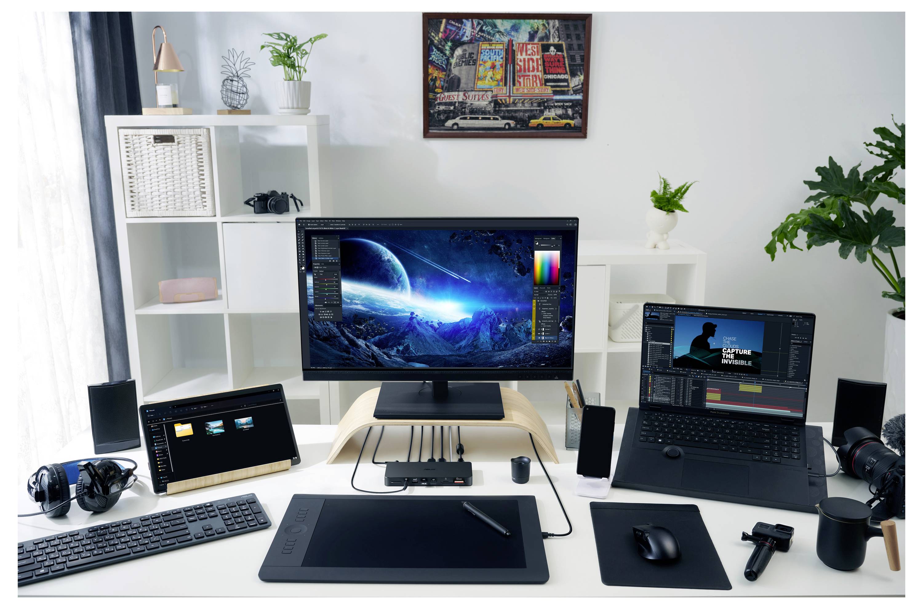 'Moderner Schreibtisch mit Monitor, Laptop und Grafiktablett, umgeben von Kopfhörern und Pflanzen, markiert eine kreative Arbeitsumgebung.'