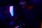 Eine Person spiegelt sich im seitlichen Fenster eines beleuchteten Computergehäuses mit RGB-LEDs. Die Lichter sind blau und pink.