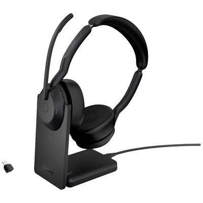 Kabelloses Headset mit Mikrofongalgen und Ohrpolstern auf einer Ladestation, daneben ein USB-Adapter. Ideal für audio-basierte Kommunikation.