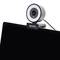 Eine Webcam mit integriertem Mikrofon sitzt oben auf einem Computermonitor. Die Webcam hat einen weißen LED-Ring um die Linse.
