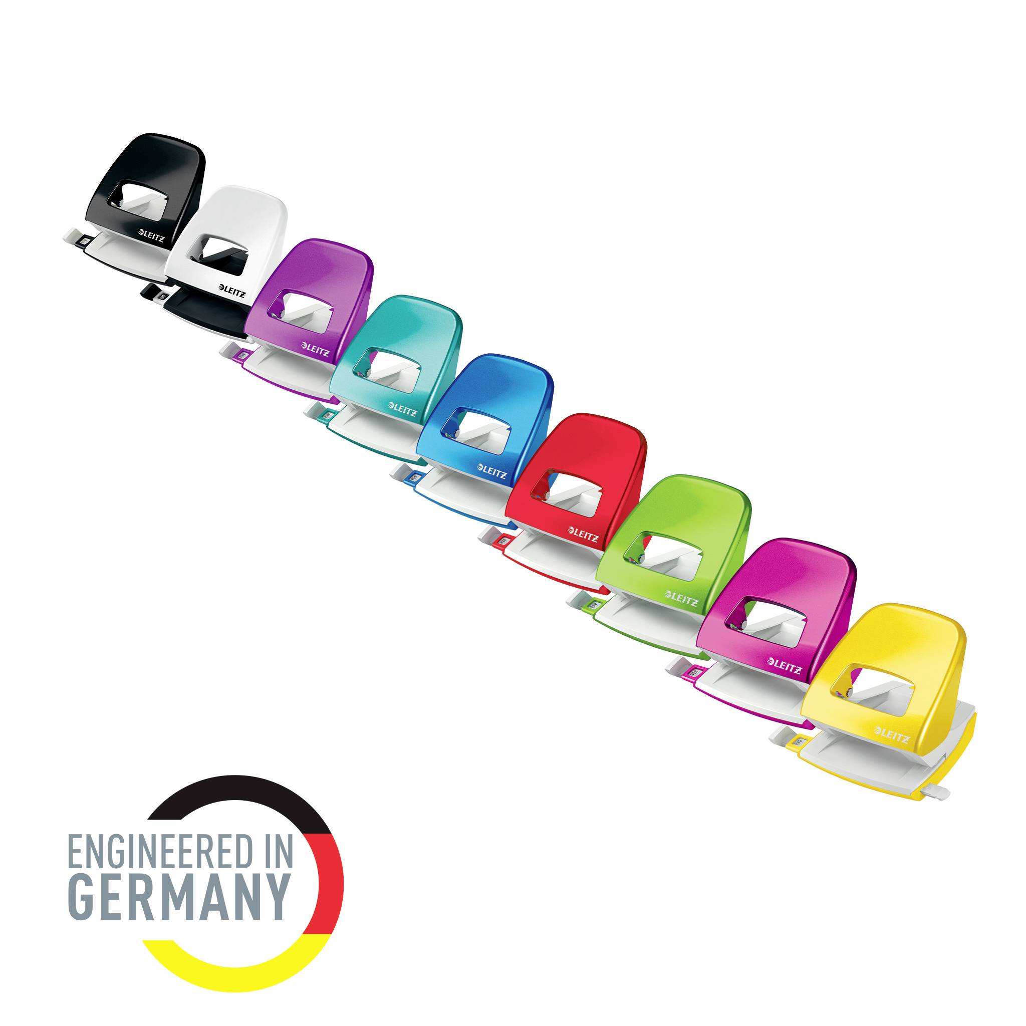 Mehrere Locher in verschiedenen Farben sind diagonal angeordnet. Unten links steht 'ENGINEERED IN GERMANY' neben einem Kreis in Schwarz, Rot und Gelb.