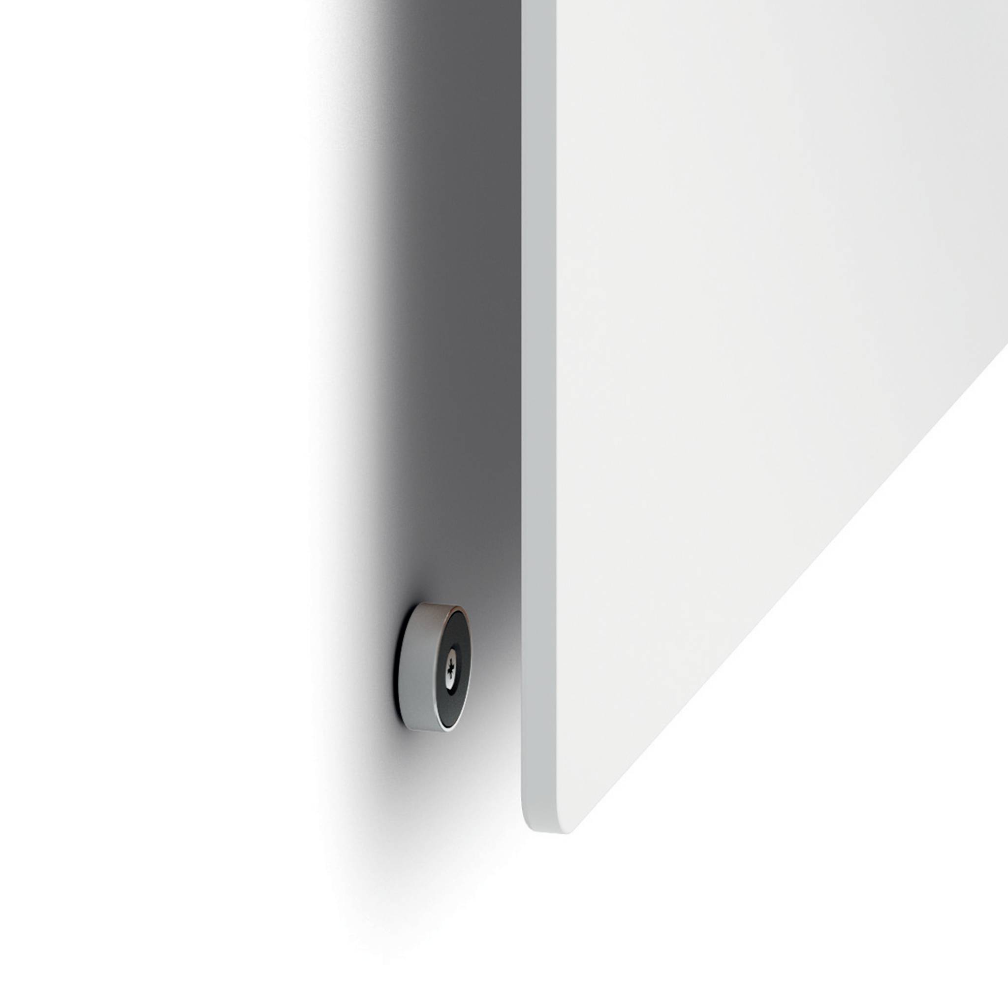 Ein rechteckiges Paneel ragt von einer Wand hervor, gehalten von einer runden Halterung. Minimalistisches und modernes Design.