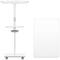 Ein mobiles, weißes Displayständer-Gestell mit Rollen und ein weißes, rechteckiges Displaypaneel nebeneinander, vor neutralem Hintergrund.