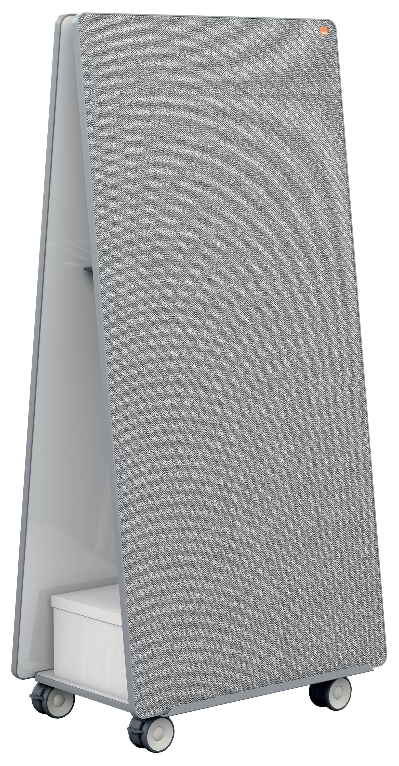 Ein freistehendes, rollbares Akustikpaneel mit grauem Stoff bezogen, auf Rollen für flexible Raumgestaltung und Schallabsorption.