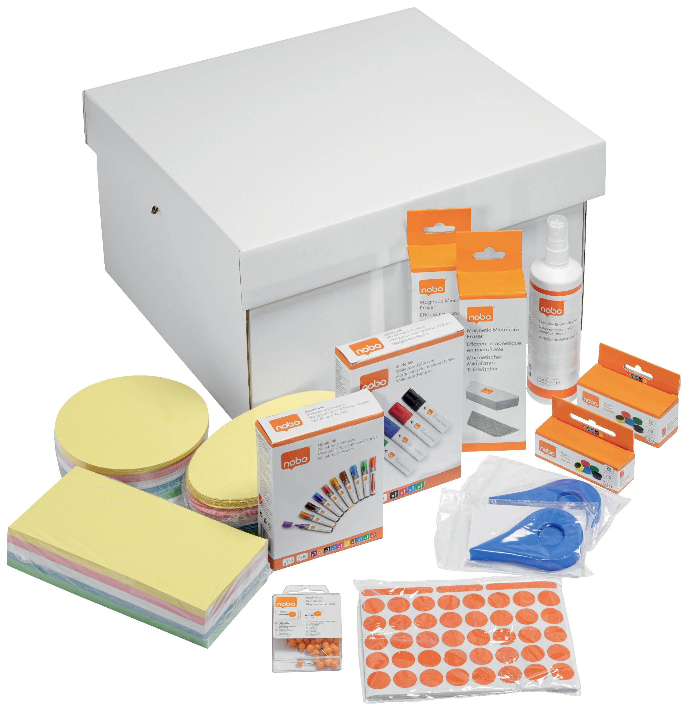 Ein Sortiment von Büroartikeln, darunter Notizblöcke, Klebepunkte, Ordneretiketten, ein Klebestift und ein großer weißer Karton.