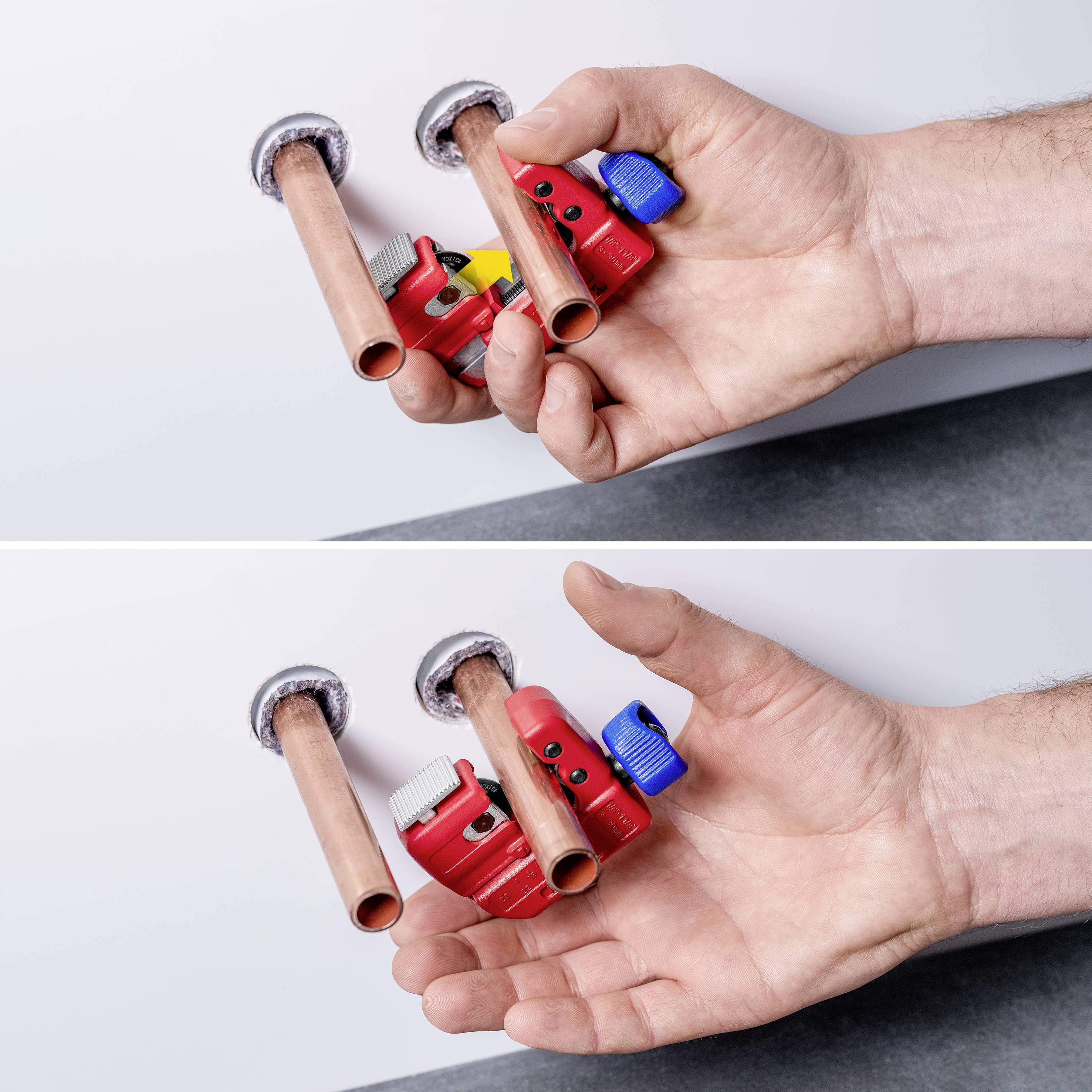 'Zwei Hände zeigen einen Rohrschneider in Aktion an einem Kupferrohr. Die obere Hand hält das Rohr, die untere führt den Schneider.'