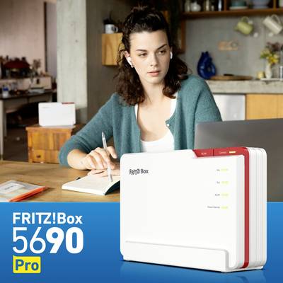 Eine Frau sitzt am Tisch und schreibt Notizen. Im Vordergrund ist eine FRITZ!Box 5690 Pro abgebildet.