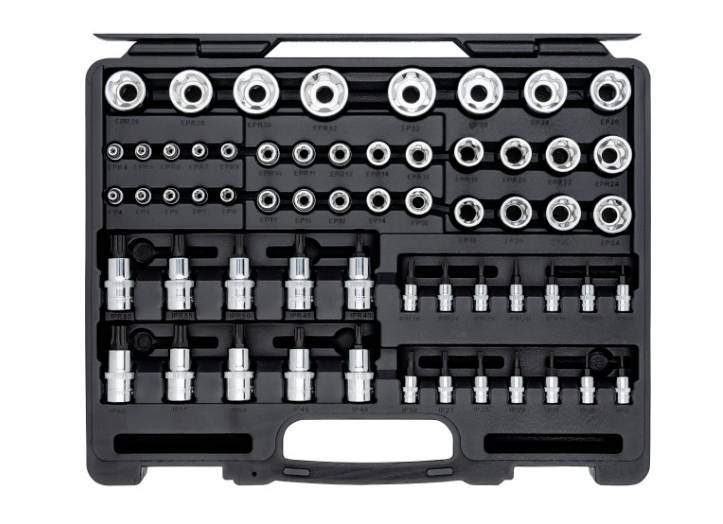 Werkzeugkoffer mit verschieden großen Stecknüssen in geordneter Anordnung für mechanische Arbeiten.