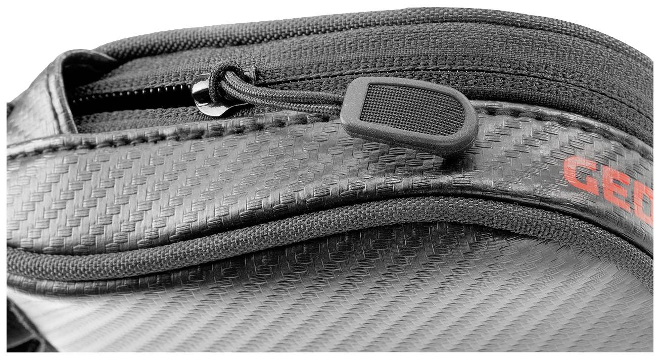 Nahaufnahme einer schwarzen Tasche mit Reißverschluss und rotem Schriftzug. Die Oberfläche zeigt ein kohlefaserähnliches Muster.