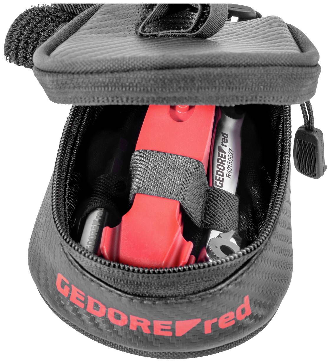 Ein Werkzeugset in einer schwarzen Tasche mit roten und silbernen Werkzeugen, darunter 'GEDORE red'. Die Tasche ist teilweise offen.
