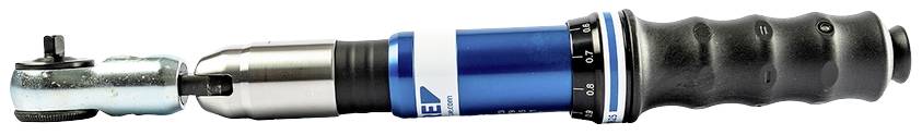 Ein blau-schwarzer Drehmomentschlüssel mit ergonomischem Griff und Steckschlüsseleinsatz, verwendet zum präzisen Anziehen von Schrauben.