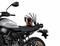 Motorrad mit weißem Helm auf dem Sitz, schwarzes Design, zeigt linke Seite. Fokus auf Details und stilvolles Design.