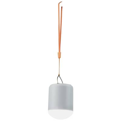 Hängende, zylinderförmige, weiße Lampe mit orangefarbenem Band zur Aufhängung. Minimalistisches Design für Innenbeleuchtung.
