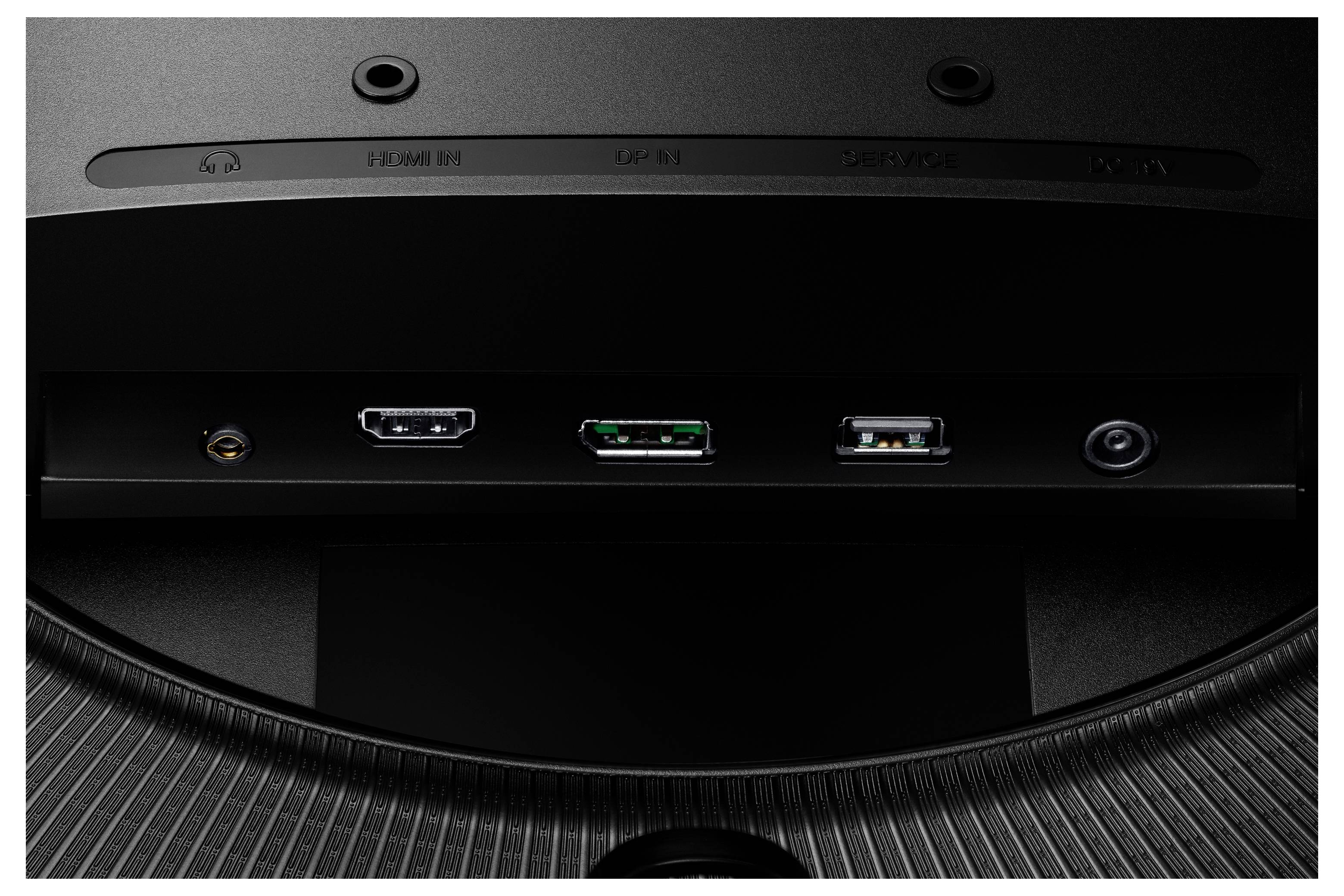 Rückansicht eines Monitors mit mehreren Anschlüssen: DisplayPort, HDMI, USB-C und Audiobuchse.