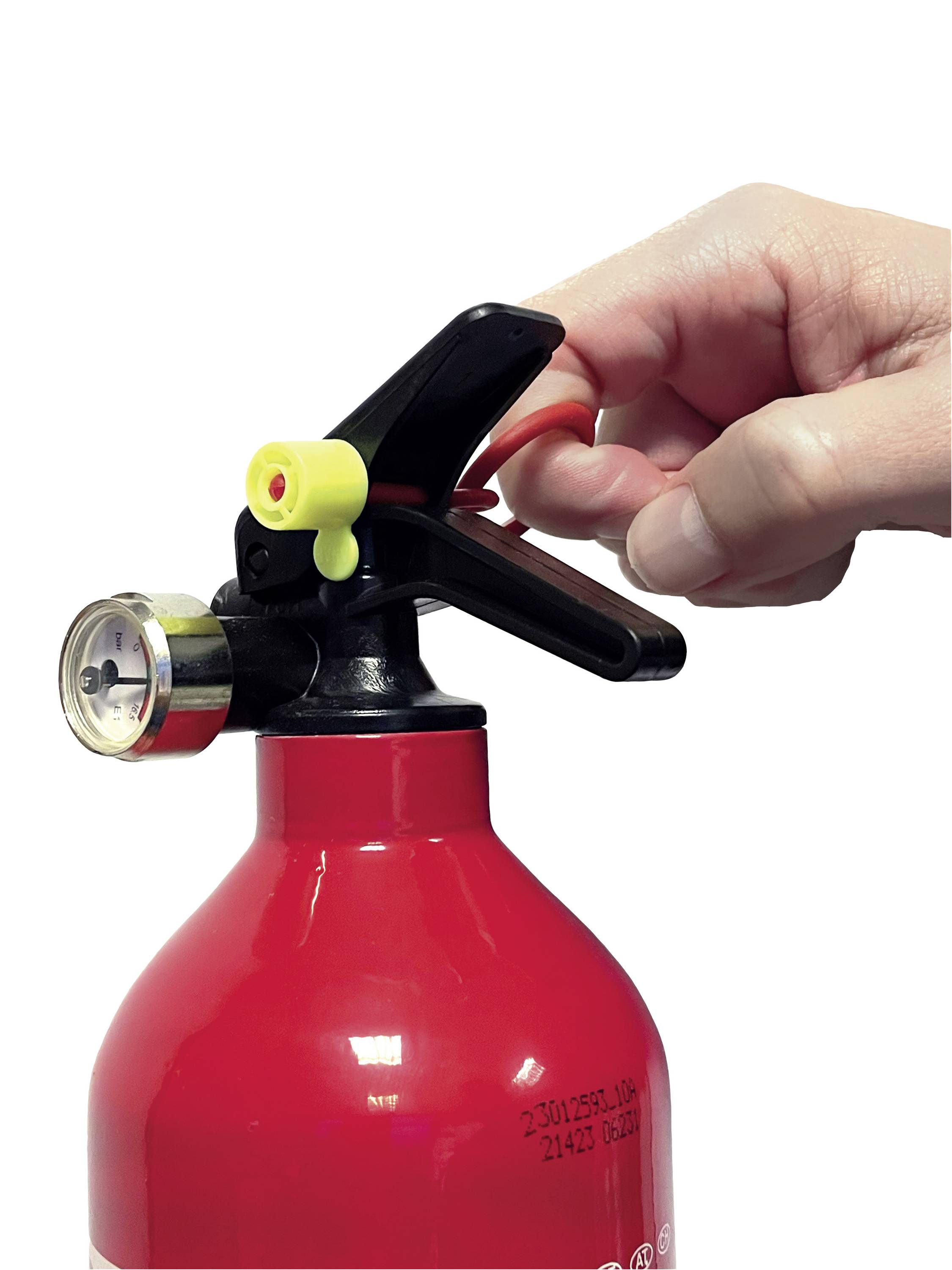 Hand betätigt den Auslöser eines roten Feuerlöschers. Nahaufnahme zeigt den Hebel und Manometer des Geräts.