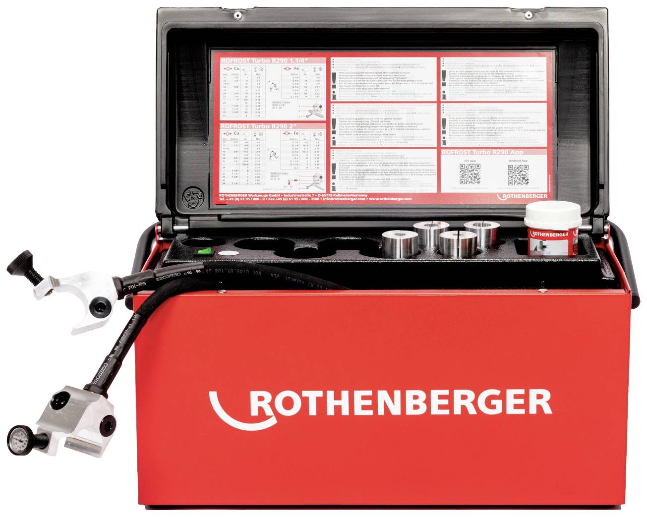 Ein roter Koffer von Rothenberger mit geöffnetem Deckel. Innen befinden sich Rohre und Werkzeuge zur Installation. An der Innenseite des Deckels sind Anleitungen sichtbar.