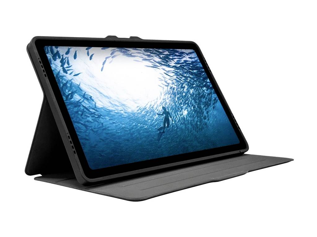 Tablet in einer schützenden Hülle zeigt ein Unterwasserbild mit Fischschwarm und Taucher.