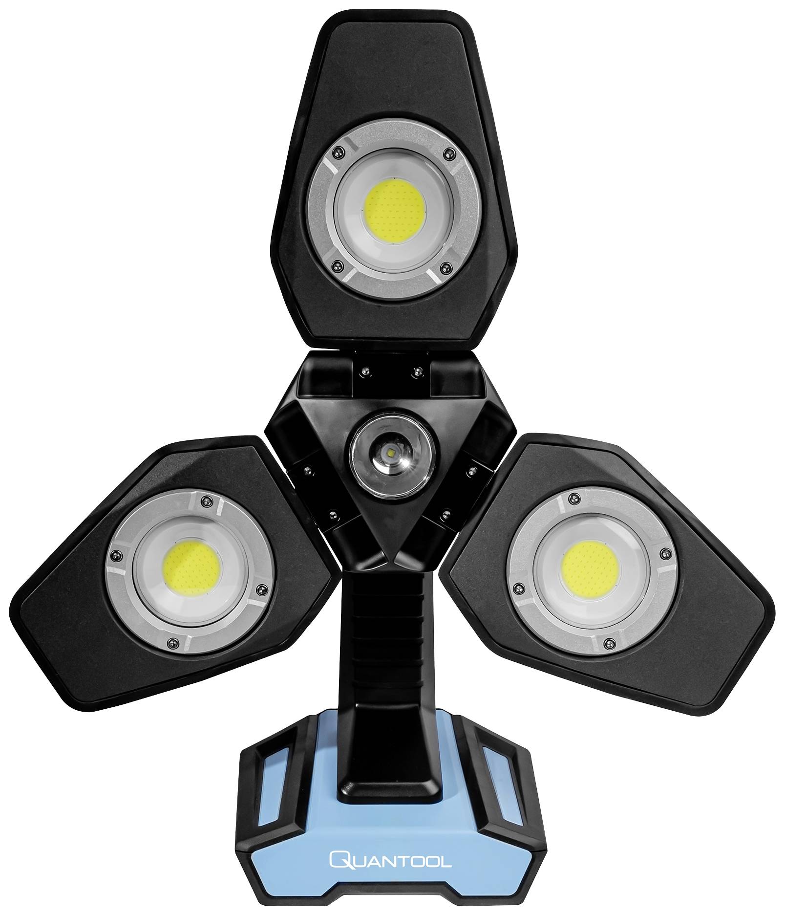 Ein dreiköpfiger LED-Strahler mit schwarzem Gehäuse und blauem Sockel, zur gleichmäßigen Ausleuchtung von Arbeitsbereichen.