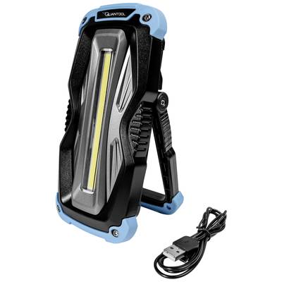 Ein blau-schwarzer tragbarer LED-Strahler mit eingeklappbarem Ständer. Daneben liegt ein USB-Ladekabel.