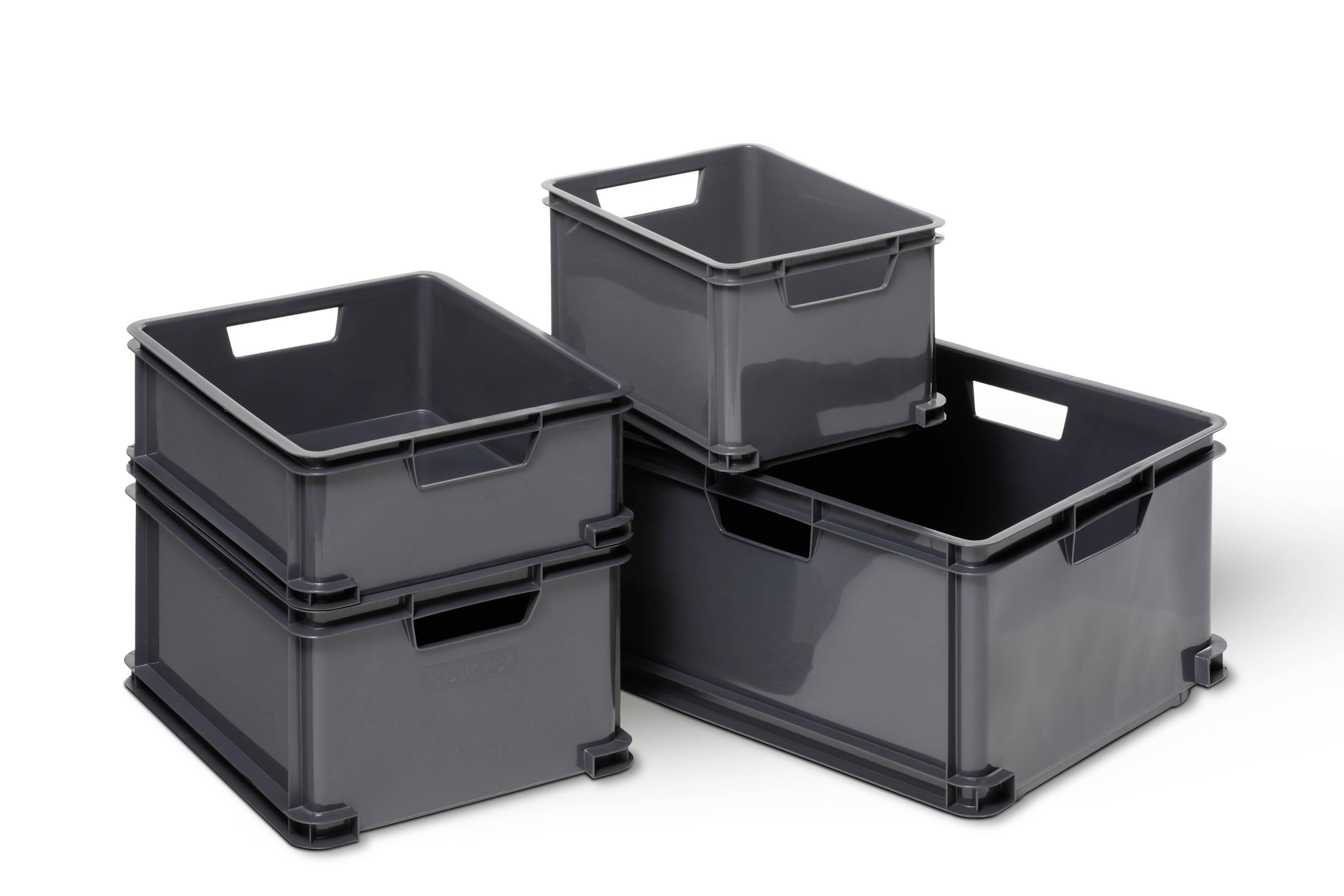 Drei gestapelte schwarze Kunststoffboxen, zwei übereinander und eine daneben, alle mit Grifföffnungen, auf einem weißen Hintergrund.
