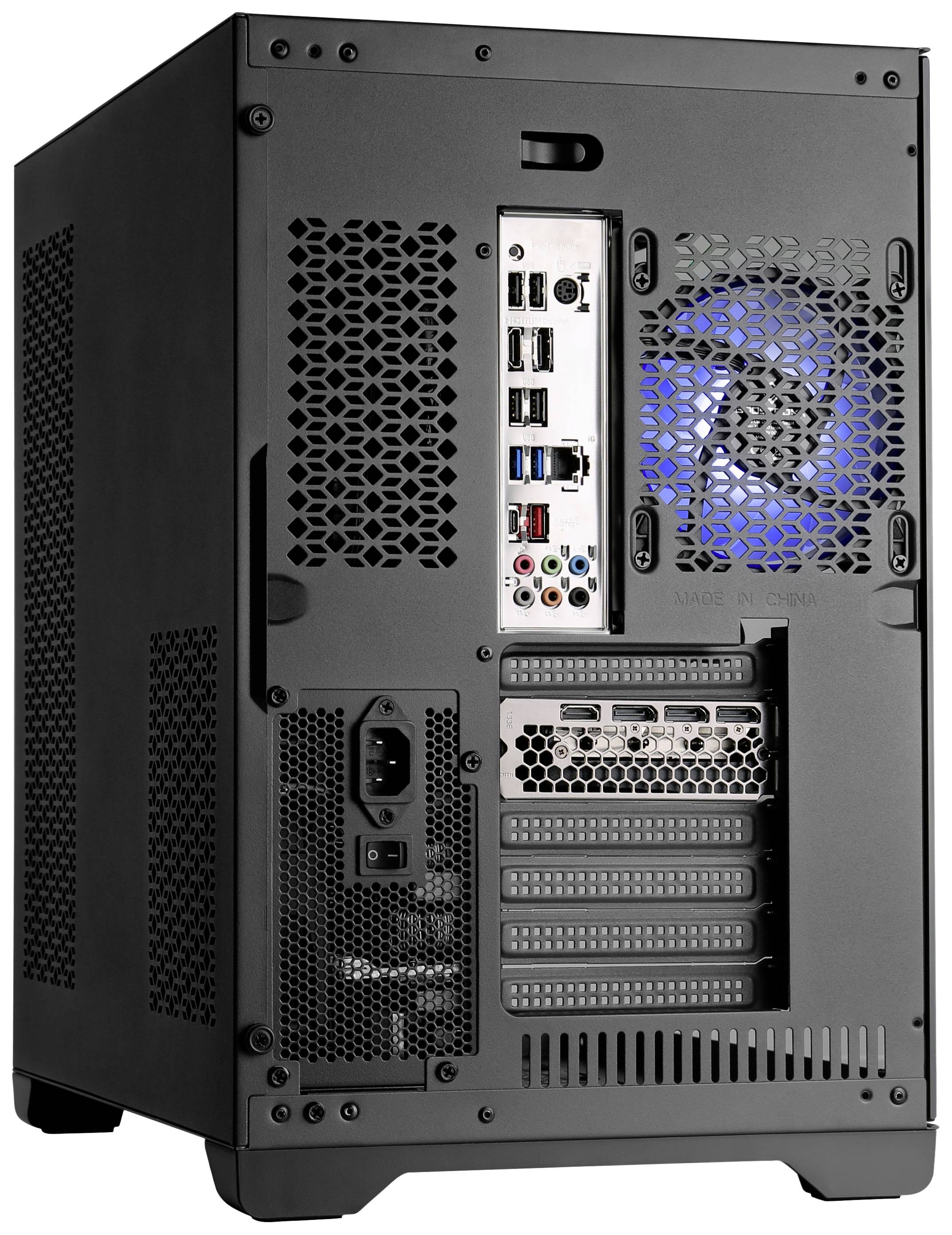 Rückseite eines Desktop-Computers mit sichtbaren Anschlüssen und Lüftergitter. Ein blauer Lüfter leuchtet durch das Gitter.