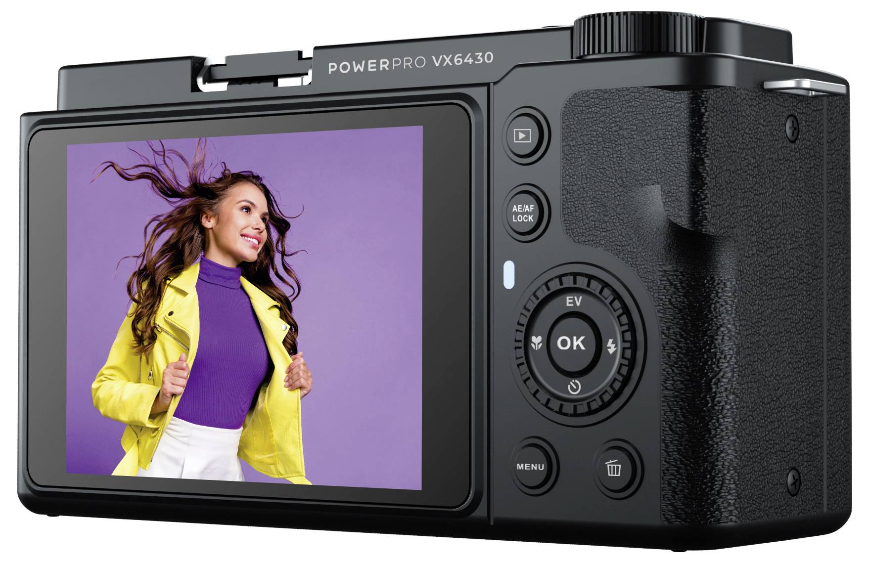 Digitalkamera zeigt auf dem Display eine Frau mit gelber Jacke auf lila Hintergrund. Sie lächelt und ihre Haare wehen.