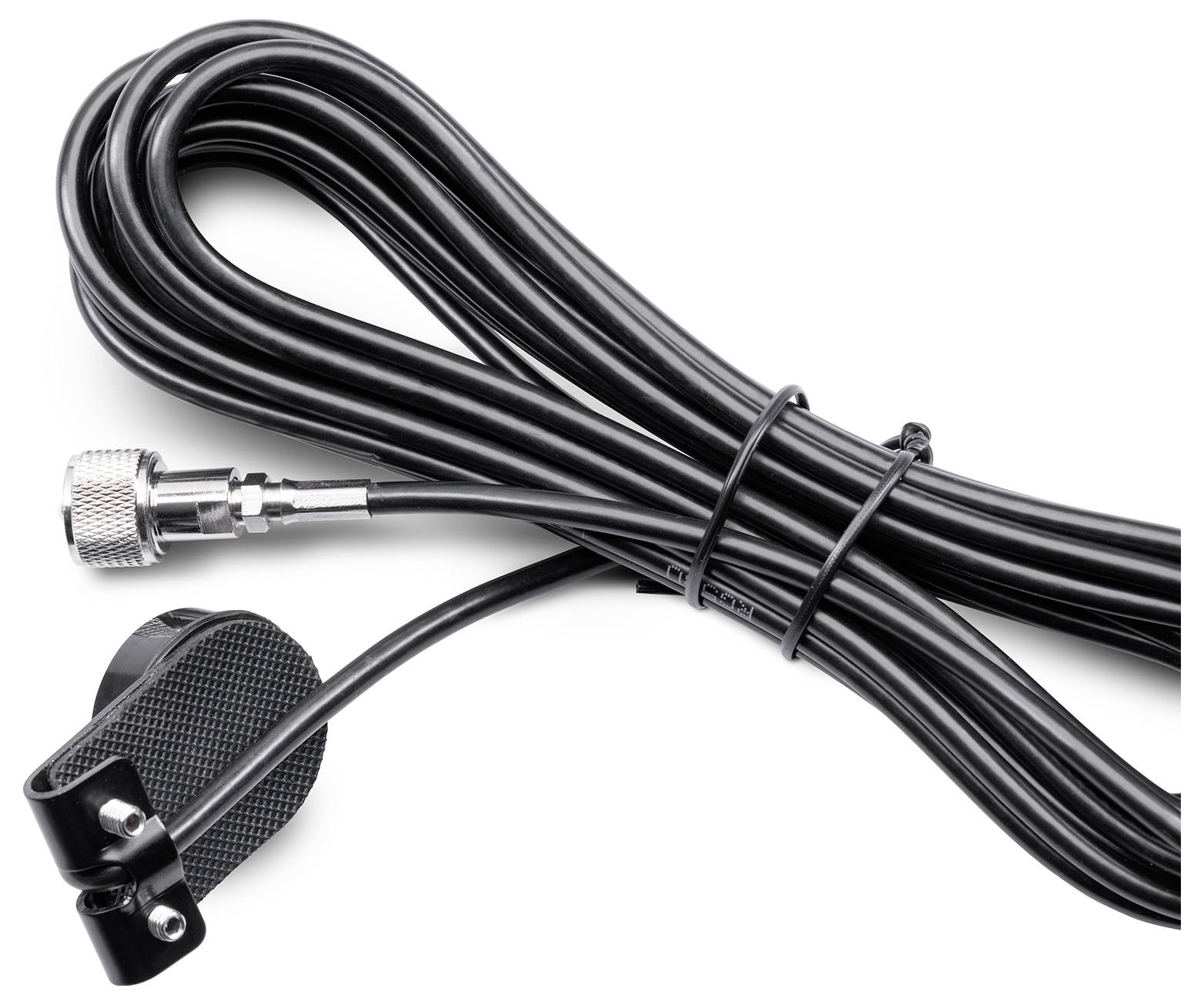 Langes, zusammengerolltes schwarzes Kabel mit einem metallischen Steckerende und einem Befestigungselement. Wird für elektronische Verbindungen verwendet.