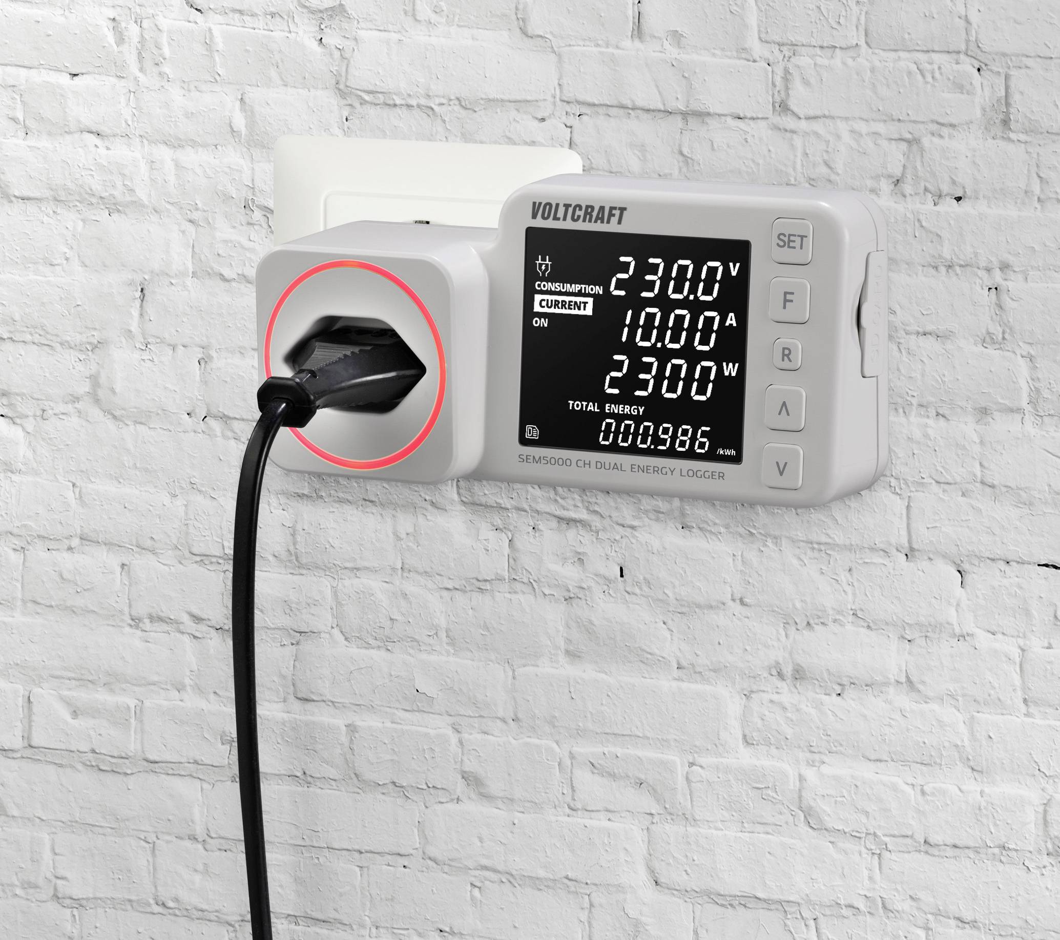 Ein Energieverbrauchsmessgerät zeigt: Spannung 230,0V, Strom 1,000A, Leistung 230,0W. Ein Stecker ist im Gerät eingesteckt.