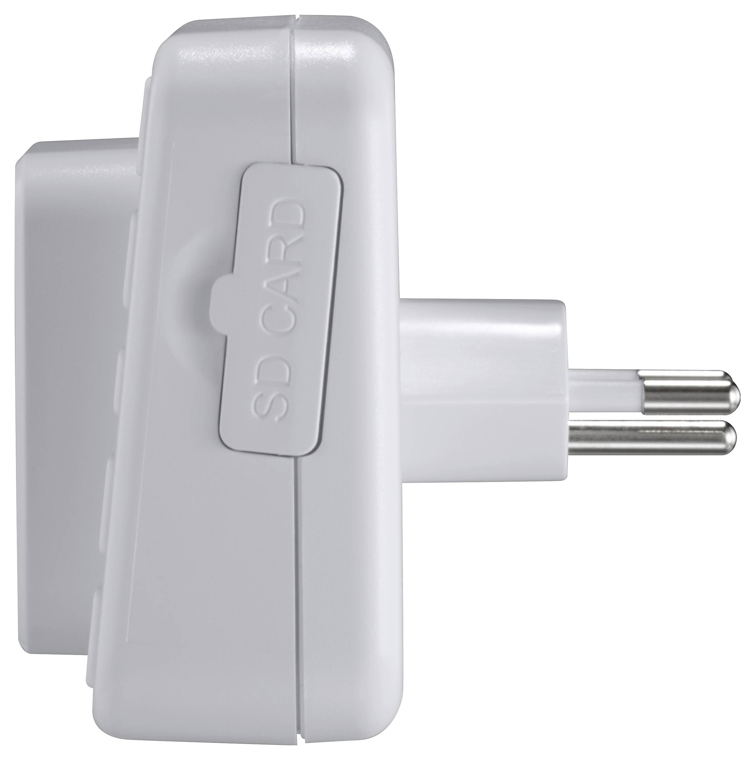 Ein weißes Netzteil mit einem SD-Kartenschlitz an der Seite. Der Eurostecker zeigt nach rechts.